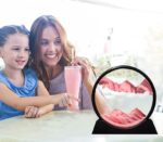 ⁦ساعة رملية ثلاثية الأبعاد مقاس 7بوصه  بإطار بلون اسود ورمل بلون بنك ، موديل زجاج،  -من لوكي بوي⁩ - الصورة ⁦7⁩