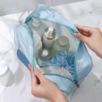 ⁦حقيبة لون ازرق سفر لمستحضرات التجميل للنساء والرجال استحمام شفافة غير لامعة مع مقبض عملي منظم مستحضرات للسفر  حمل ادوات الزينة بولي فينيل كلورايد يوريثين⁩ - الصورة ⁦4⁩