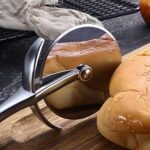 ⁦عجلة تقطيع البيتزا - من الستانلس ستيل، قطاعة بيتزا حادة ومتينة بمقبض مريح - مثالية لتقطيع البيتزا والمعجنات والعجين - امنة للاستخدام في غسالة الصحون من لوكي بوي⁩ - الصورة ⁦4⁩
