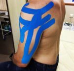 ⁦قطعتين شريط لاصق مرن للعضلات من القطن الرياضي (لون ازرق)  5 × متر من لوكي بوي⁩ - الصورة ⁦4⁩